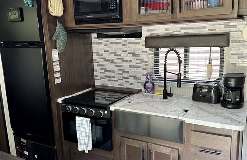 Middleburg Casa | Clean 30’ Travel Trailer on a small 5 acre farm. Bring the kids, room for 7!