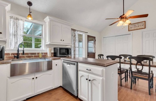 Spring Hill Casa | Clean 3BR · Quiet Block · Backyard with Hoop