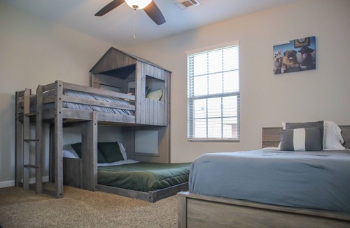 Russellville Casa | Clean! 5Bed home. Centrally located. Privacy