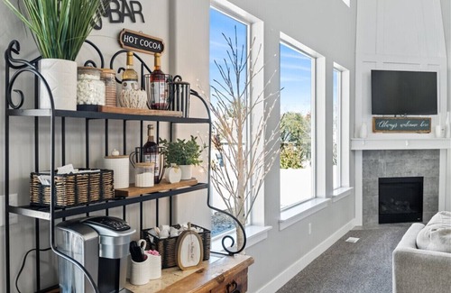 West Jordan Casa | Clean 7 Bedroom, Gym, Sauna, Hot Tub, Game Room