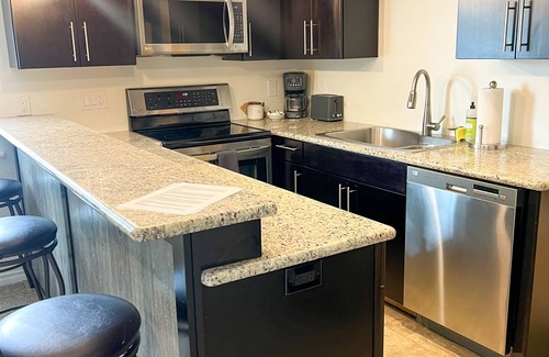 Eugene Casa | Clean and comfortable 2-bedroom house with AC, WiFi in central Eugene location.