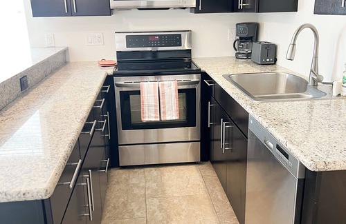 Eugene Casa | Clean and comfortable 2-bedroom house with AC, WiFi in central Eugene location.