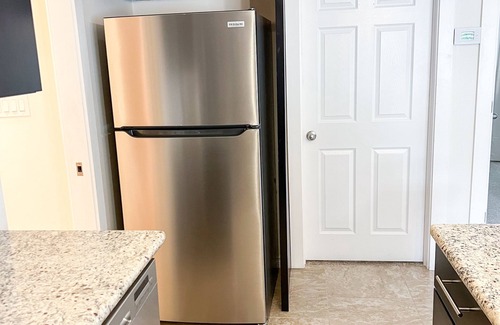 Eugene Casa | Clean and comfortable 2-bedroom house with AC, WiFi in central Eugene location.