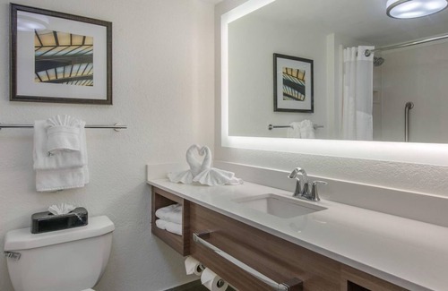 Tropic Casa | Clean and Comfy! 2 Modern Units, Pool