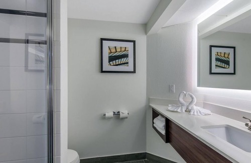 Tropic Casa | Clean and Comfy! 2 Modern Units, Pool