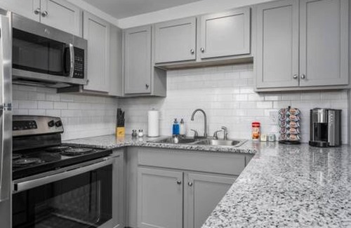 Forest Park Apartamento | Clean and Cozy - King Bed - Close to Everything