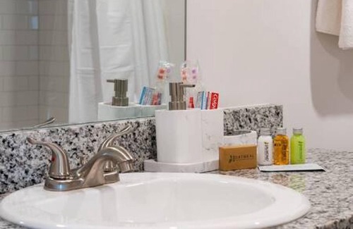 Forest Park Apartamento | Clean and Cozy - King Bed - Close to Everything