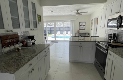 North Andrews Gardens Casa | Clean and modern 2/2 pool home, only 7 min. to beach, walking distance to shops