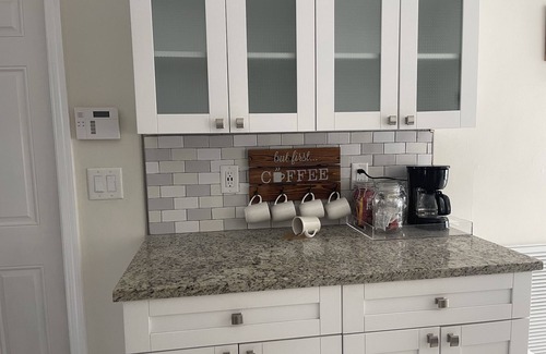 North Andrews Gardens Casa | Clean and modern 2/2 pool home, only 7 min. to beach, walking distance to shops