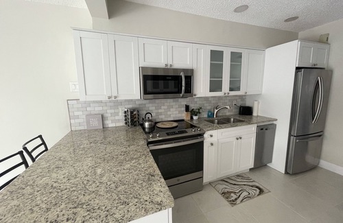 North Andrews Gardens Casa | Clean and modern 2/2 pool home, only 7 min. to beach, walking distance to shops