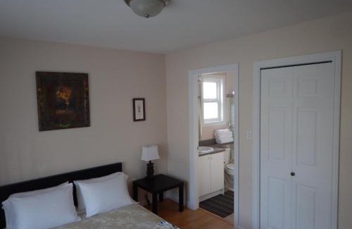 Coquitlam Casa | Clean and Quiet 2 bdr 2 bthr private entrance entire guests suite near Coquitlam Center mall and skytrain