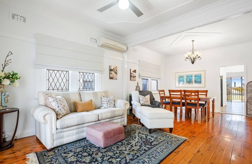 Warabrook Casa | Clean and stylish 3-bedroom art deco home in wide, tree-lined street