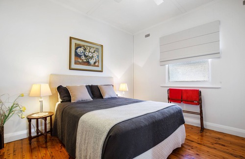 Warabrook Casa | Clean and stylish 3-bedroom art deco home in wide, tree-lined street