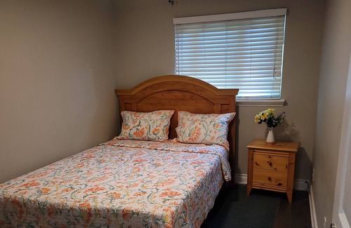 Durham Region Casa | Clean apartment with 4 free parking spaces.