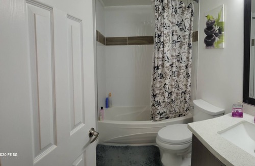 Durham Region Casa | Clean apartment with 4 free parking spaces.