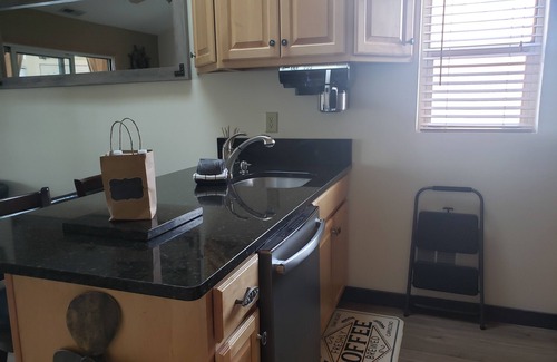 Oak Harbor Condominio | Clean, beautiful condo by Lake Erie! Perfect getaway for a family of four.