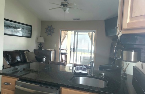 Oak Harbor Condominio | Clean, beautiful condo by Lake Erie! Perfect getaway for a family of four.