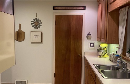 Billings Casa | Clean centrally located home. No work crews allowed