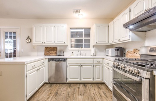 Jenks Casa | Clean clean clean, full kitchen, play area, quiet 3/2 - near Antiques & aquarium