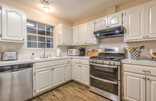 Jenks Casa | Clean clean clean, full kitchen, play area, quiet 3/2 - near Antiques & aquarium
