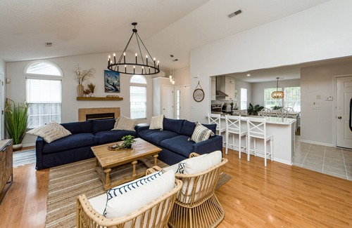 Mount Pleasant Casa | Clean Coastal Cottage 5min to beach & 15min to Charleston