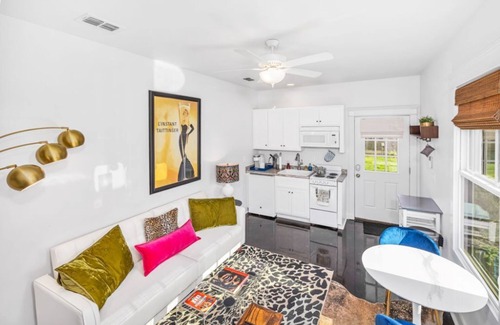 Lockeland Springs Cabaña | Clean, comfortable and modern cottage in trendy and historic Lockeland Springs