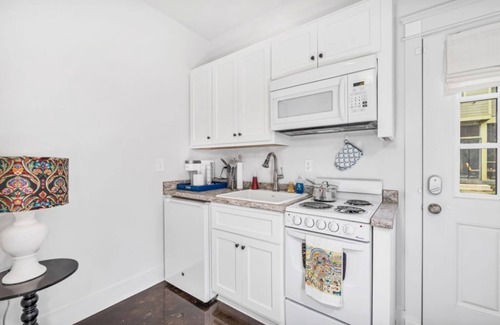 Lockeland Springs Cabaña | Clean, comfortable and modern cottage in trendy and historic Lockeland Springs