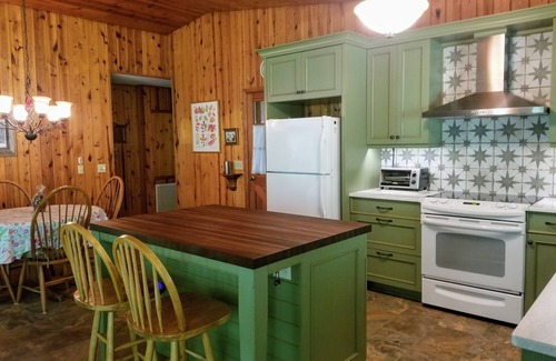 Hayesville Cabina | Cabina limpia y cómoda en Rushing Creek w / Private Swim Pond