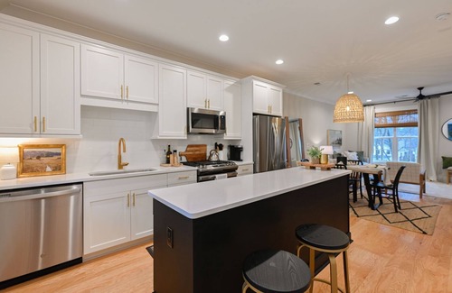 Hampton-Pinckney Historic District Casa | Clean & Comfortable - Walk to Downtown Greenville - Premier Host - Free Parking
