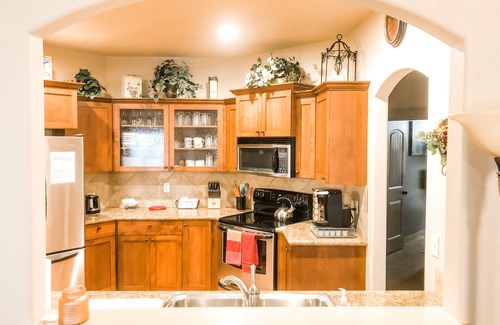 Meridian Casa | Clean, Comfy, and Cozy Near Everything! (Family and Dogs Friendly:)