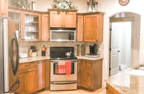 Meridian Casa | Clean, Comfy, and Cozy Near Everything! (Family and Dogs Friendly:)