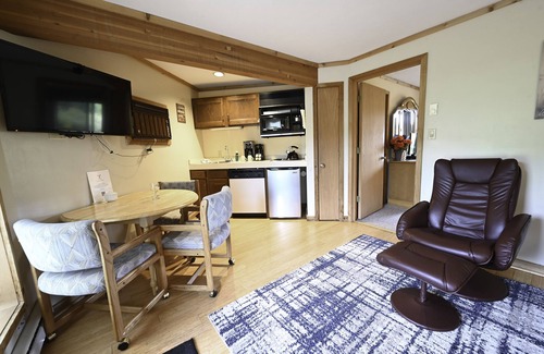 Mancelona Condominio | Lindo, limpio condominio de 1 hab, pisos nuevos, en el campo de Schuss, vista de pistas WIFI