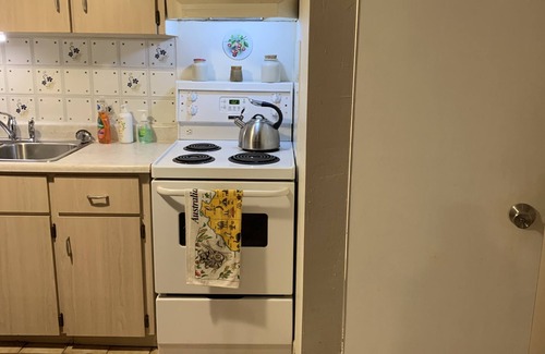West Bend Apartamento | Clean, cozy, 1-bedroom basement apartment: 4-month rental, 2nd semester.
