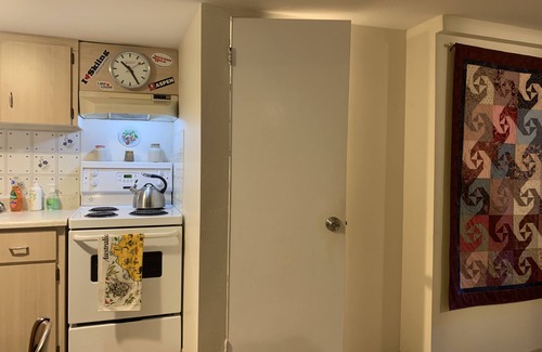 West Bend Apartamento | Clean, cozy, 1-bedroom basement apartment: 4-month rental, 2nd semester.
