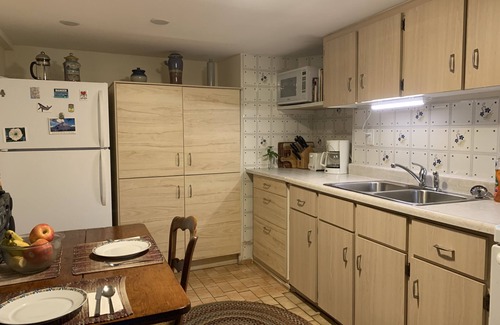 West Bend Apartamento | Clean, cozy, 1-bedroom basement apartment: 4-month rental, 2nd semester.