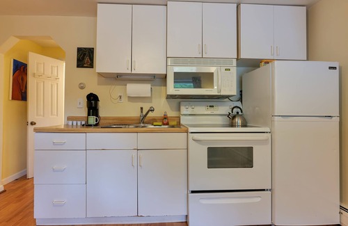 Ellsworth Apartamento | Clean & Cozy 1BR Apt#4 w/Full Kitchen & Private Bath