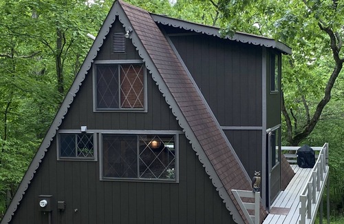 Innsbrook Casa | Clean & Cozy Chalet in a Relaxing Wooded Scene. Stay & Find Your “Missing Peace”