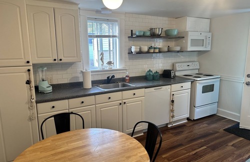 Old Orchard Beach Cabaña | Clean cozy cottage 1 mile from beach.