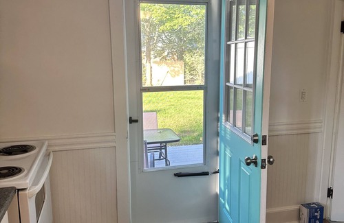 Old Orchard Beach Cabaña | Clean cozy cottage 1 mile from beach.
