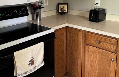 Lake City Casa | Clean, cozy home – walking distance to town and beaches!