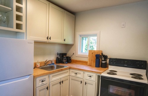 Brevard Cabaña | Clean, Cozy, Quiet and Convenient. Walk to restaurants, shopping and bars.