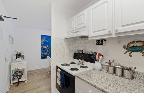 Rehoboth Beach Condominio | Clean/Cute Efficiency Ocean Views w/ Pool & Parking