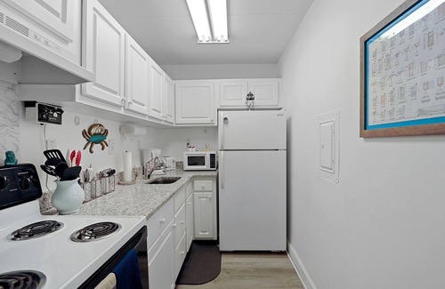 Rehoboth Beach Condominio | Clean/Cute Efficiency Ocean Views w/ Pool & Parking