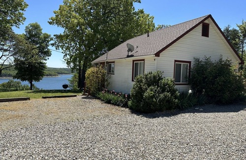 Gamaliel Cabina | Limpio, actualizado casa de campo de 2 habitaciones con magnífica vista al lago Norfork y porche cubierto