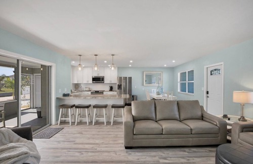 Grove City Casa | CLEAN,Great Location,Dockage Available,HEATED Pool,3 Units, HUGE Back yard.