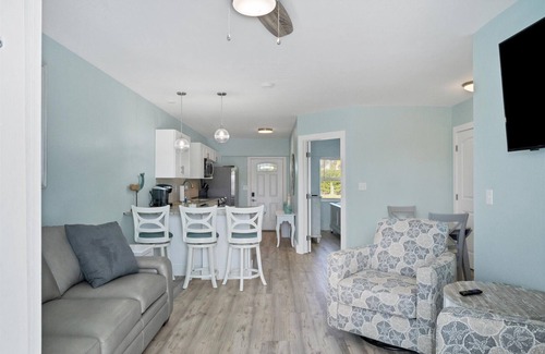 Grove City Casa | CLEAN,Great Location,Dockage Available,HEATED Pool,3 Units, HUGE Back yard.