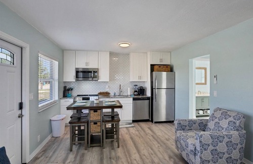 Grove City Casa | CLEAN,Great Location,Dockage Available,HEATED Pool,3 Units, HUGE Back yard.