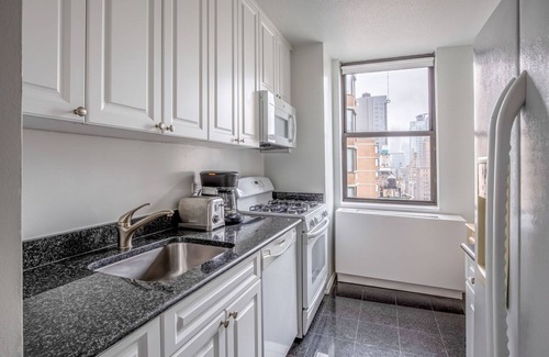 Tudor City Apartamento | Clean Kips Bay 2BR w/ Gym & Doorman, nr Comedy & Theater, by Blueground