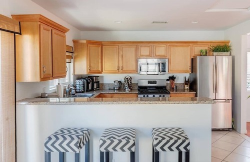 Reseda Casa | Clean Los Angeles Home with Pool, Air Conditioning, Fast Wifi Internet, Smart TV