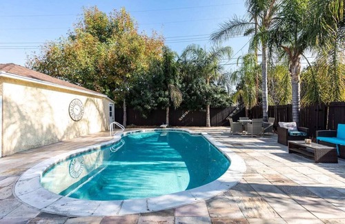 Reseda Casa | Clean Los Angeles Home with Pool, Air Conditioning, Fast Wifi Internet, Smart TV